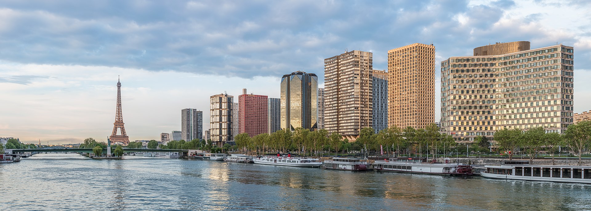 Le Front de Seine et la tour Eiffel vus du pont Mirabeau, Paris 15e